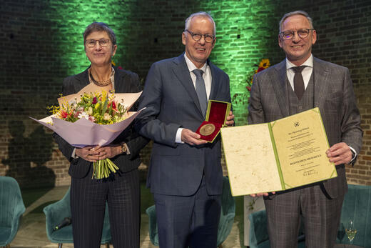 Dr. Ehlers erhält die höchste Auszeichung des DRV - die Raiffeisen Medaille