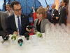 Bundesminister Cem Özdemir bei der Verkostung der genossenschaftlichen Weine seines Wahlkreises